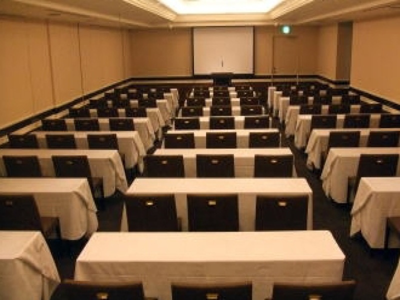 【宴会場「飛天」】
スクール式　最大収容人数　90名