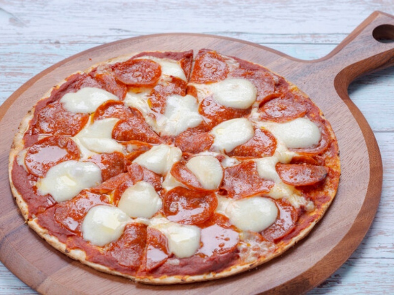 【Pizzaペパロニ&スカモルツァ】生地が見えないほどふんだんに敷き詰められた、たっぷりのペパロニと、芳醇な香りの燻製チーズ「スカモルツァ」を合わせた相性間違いなしの一品です。