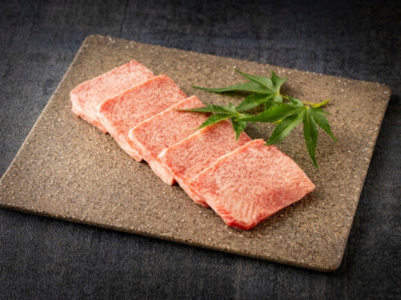 美しいサシが際立つA5ランク黒毛和牛の霜降り部位。肉質の柔らかな雌牛にこだわり、その日最高の状態のお肉を厳選してご提供いたします。