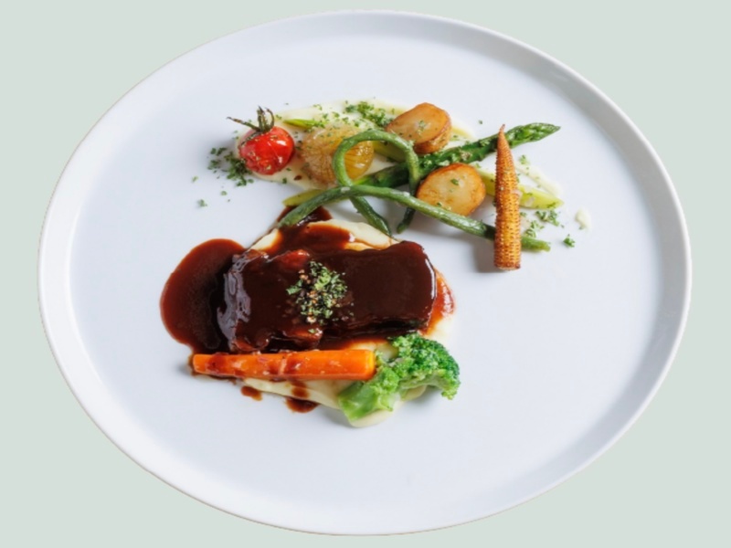 季節を味わう、シェフお任せコース。
4,800円〜のコース料理は、ちょっと背伸びしたい夜にも、
気取らず楽しみたい地元の夜にもぴったり。