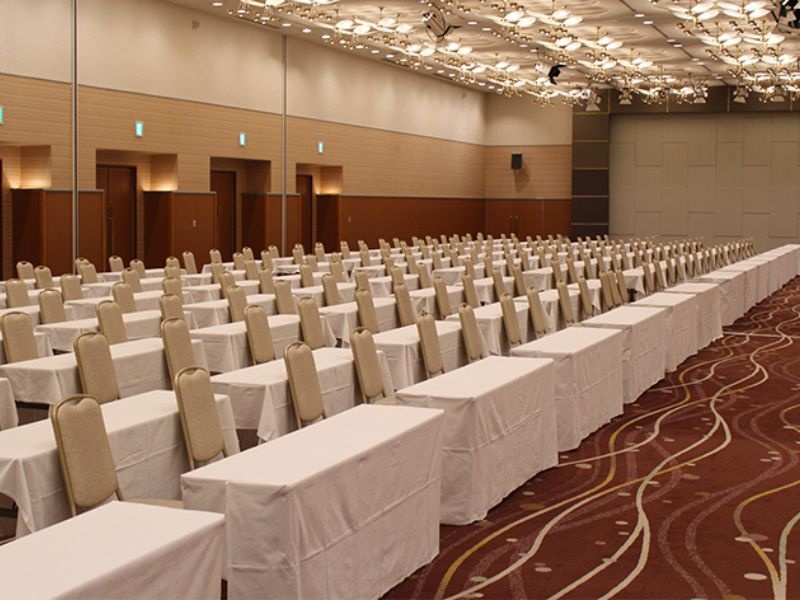 2F 大宴会場 鳳 凰
ご利用人数に合わせて会場を最大4分割にすることも可能。講演会、記念パーティー、セレモニーなど、多目的にご利用いただけます。